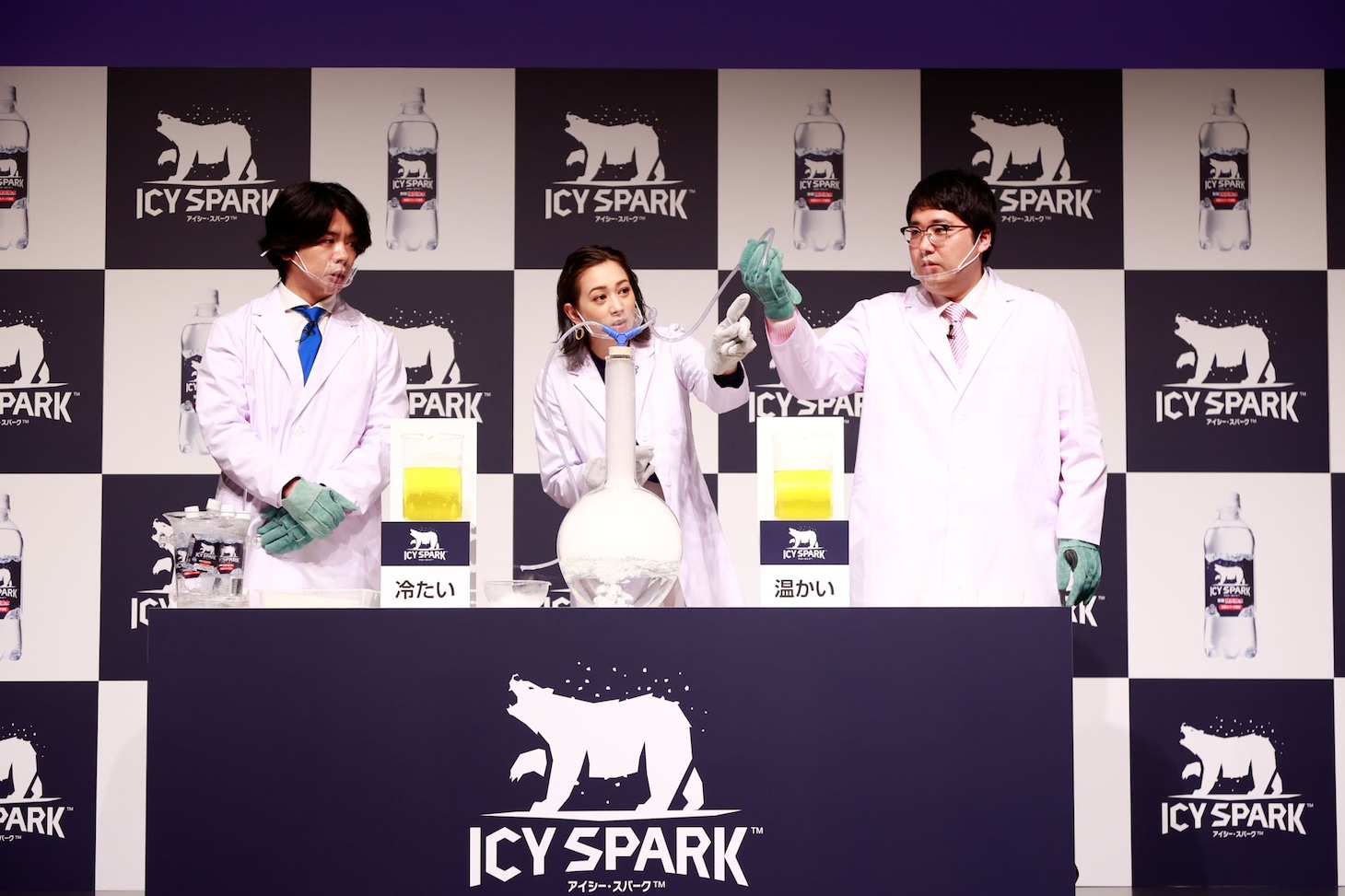 実験に取り組むマヂカルラブリーとSHELLY（中央）。