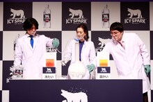 実験に取り組むマヂカルラブリーとSHELLY（中央）。