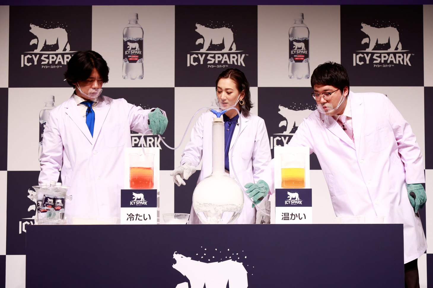 実験に取り組むマヂカルラブリーとSHELLY（中央）。