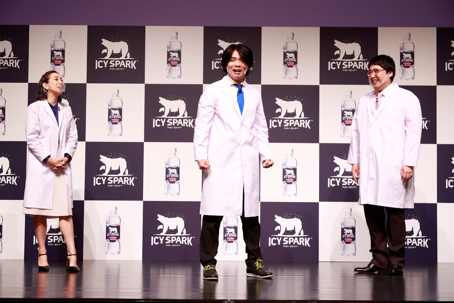 「アイシー・スパーク from カナダドライ」発売開始記念イベントの様子。