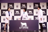 バグっているさまを再現するマヂカルラブリー・野田クリスタル（中央）