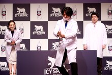 実験するマヂカルラブリー・野田クリスタル（中央）。