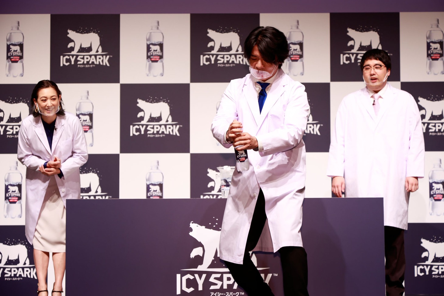 実験するマヂカルラブリー・野田クリスタル（中央）。