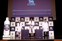 アイシー・スパークの入ったペットボトルをセットするマヂカルラブリー・野田クリスタル（中央）。