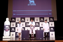 アイシー・スパークの入ったペットボトルをセットするマヂカルラブリー・野田クリスタル（中央）。