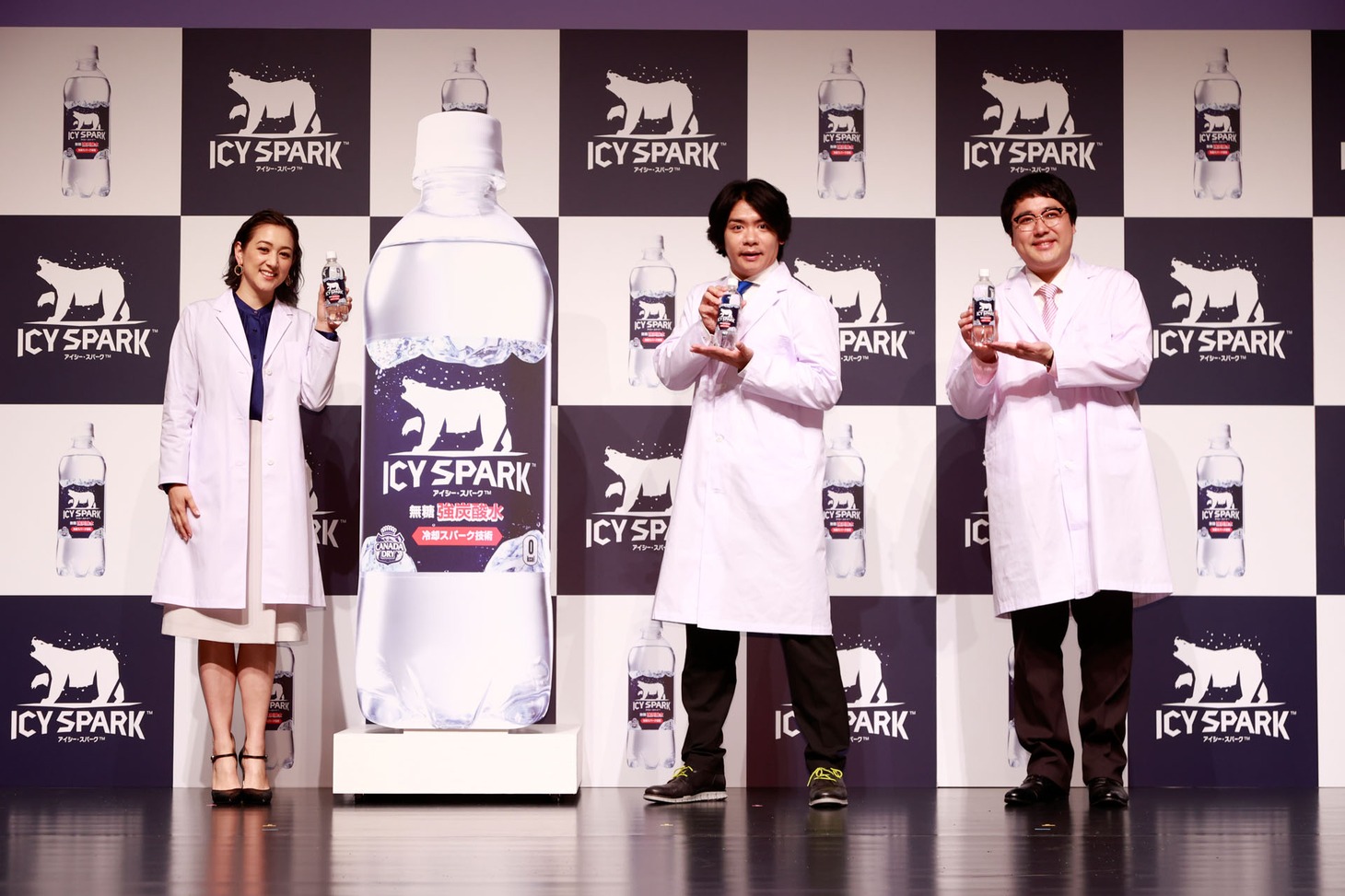 左からSHELLY、マヂカルラブリー。