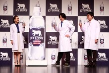 左からSHELLY、マヂカルラブリー。