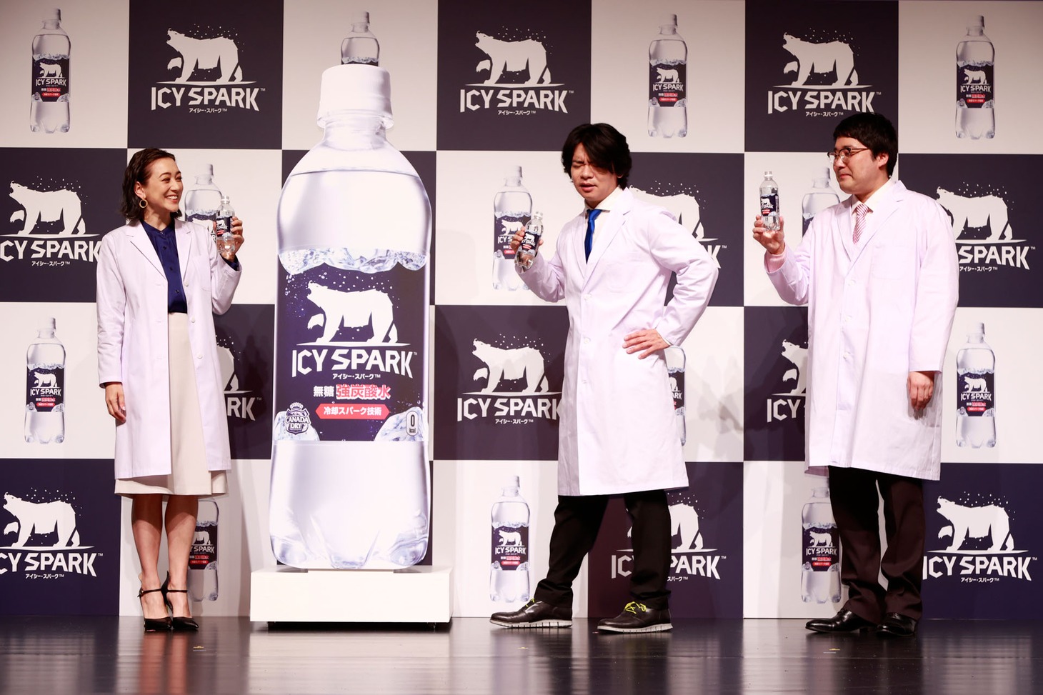 左からSHELLY、マヂカルラブリー。