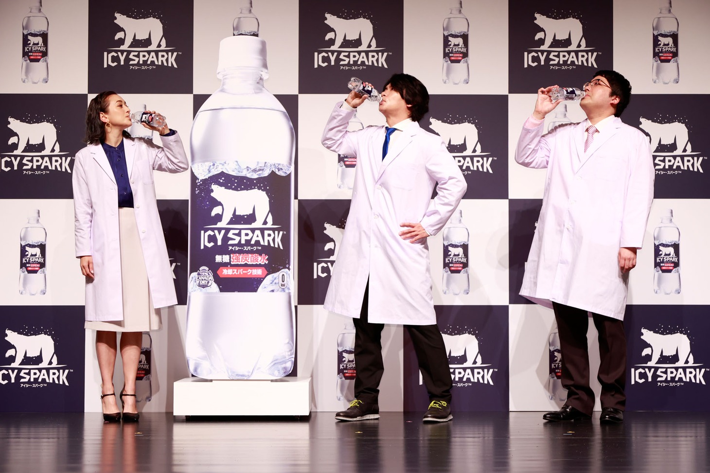 左からSHELLY、マヂカルラブリー。