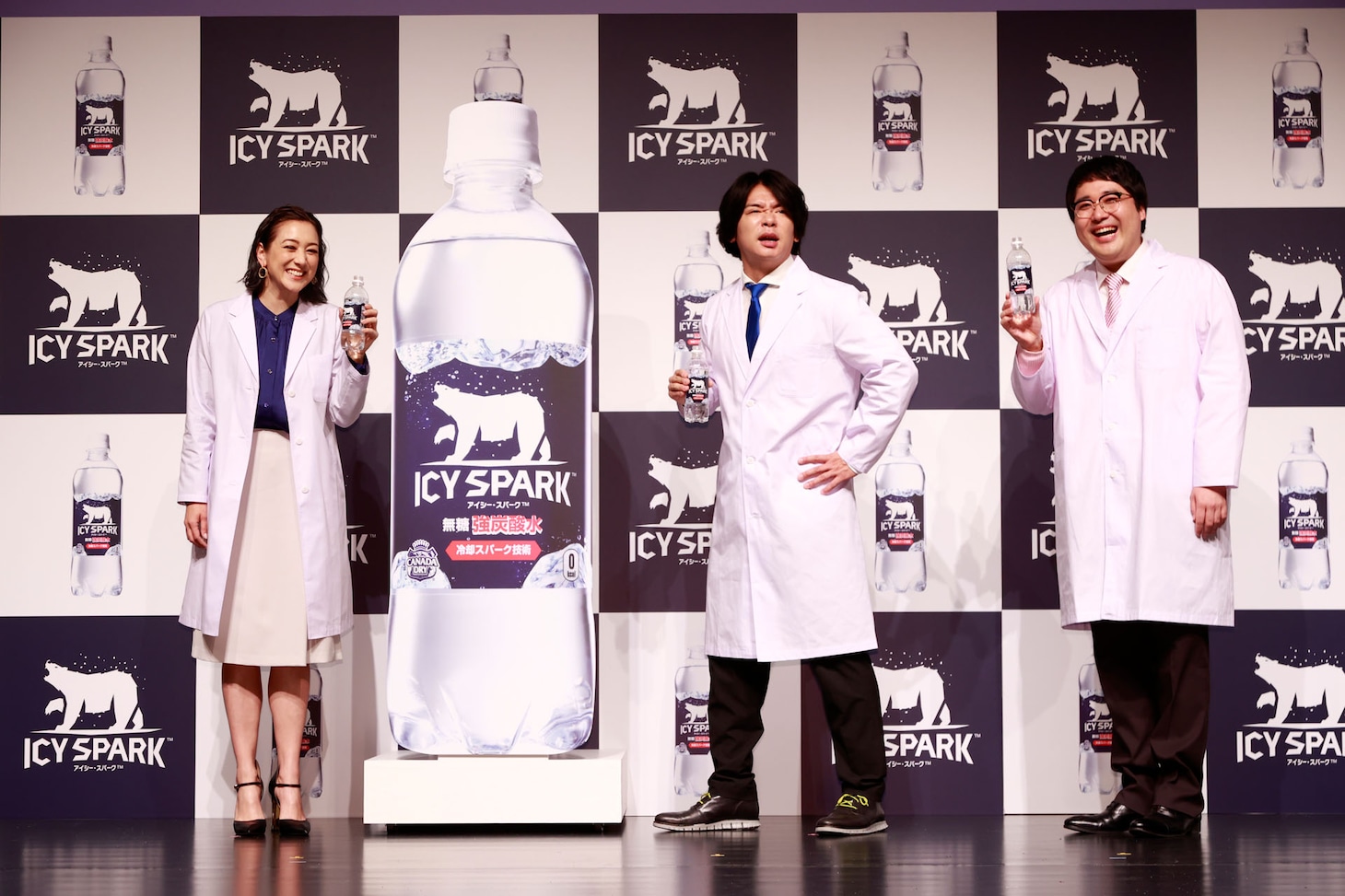 左からSHELLY、マヂカルラブリー。