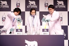 実験に取り組むマヂカルラブリーとSHELLY（中央）。