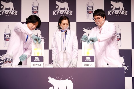 実験に取り組むマヂカルラブリーとSHELLY（中央）。