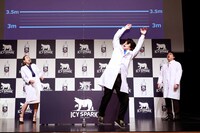 噴き上がる炭酸水に驚くマヂカルラブリー・野田クリスタル（中央）。