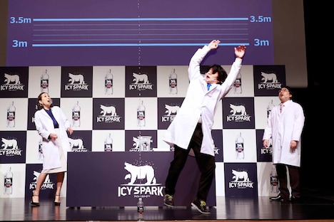 噴き上がる炭酸水に驚くマヂカルラブリー・野田クリスタル（中央）。