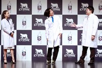 バグっているさまを再現するマヂカルラブリー・野田クリスタル（中央）