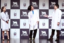 バグっているさまを再現するマヂカルラブリー・野田クリスタル（中央）