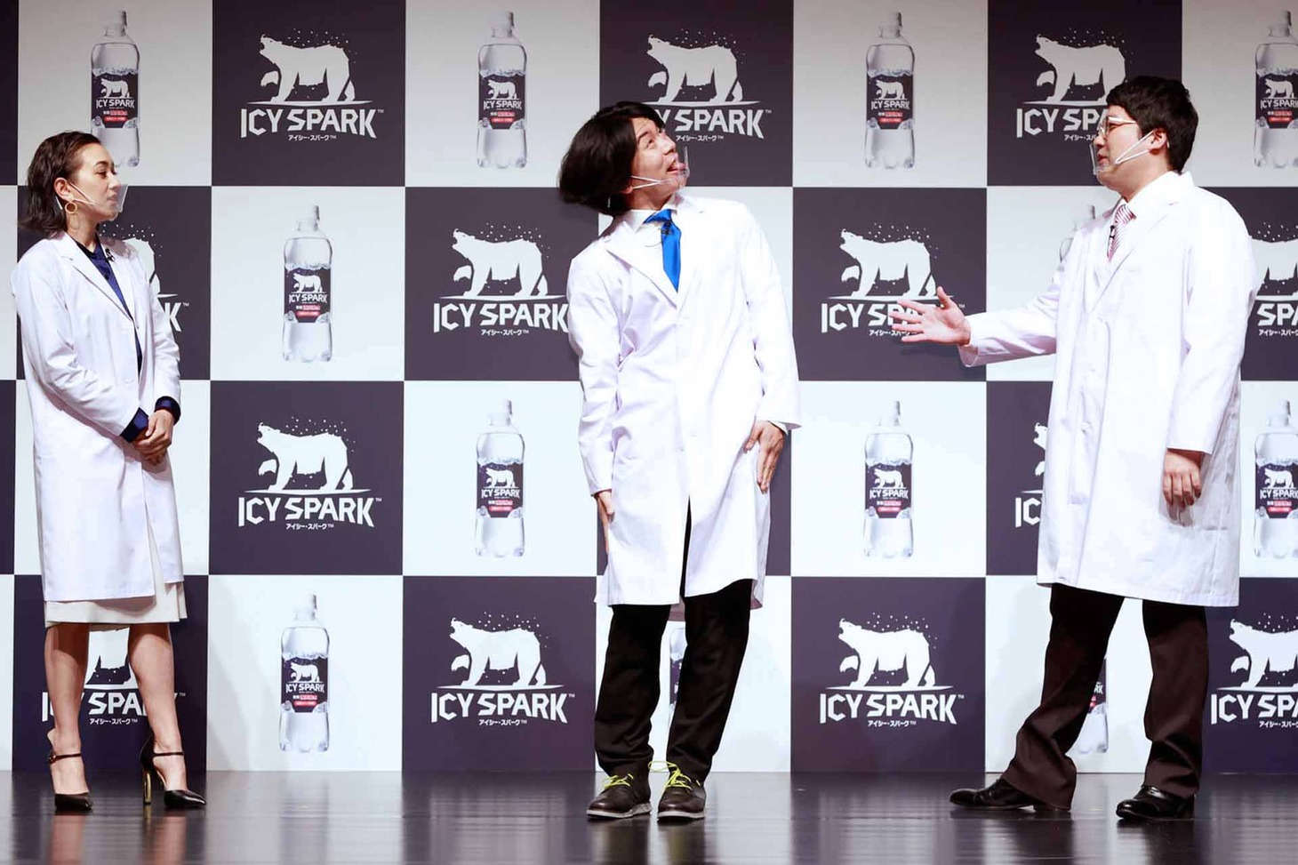 バグっているさまを再現するマヂカルラブリー・野田クリスタル（中央）