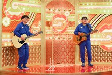 テツandトモ・トモに扮するレイザーラモンRG（左）と、トモ本人（右）。(c)TBS