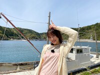 島根県中ノ島をリポートする王林。(c)RSK