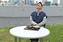 苦手な春菊の克服に挑む千鳥ノブ。(c)テレビ朝日