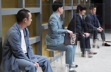 左から千鳥、内村光良、スピードワゴン井戸田。