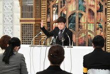 「芸能界常識チェック！～トリニクって何の肉!?～」で陣内智則が架空スキャンダルの謝罪会見に臨む様子。(c)ABCテレビ