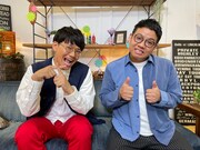 「ちょい足し」MCのミキ。亜生（左）が「ちょい足しポーズ」をしている。(c)CBC