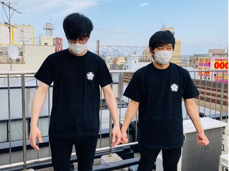 「トルマキハトオ」Tシャツを着用したキュウ。