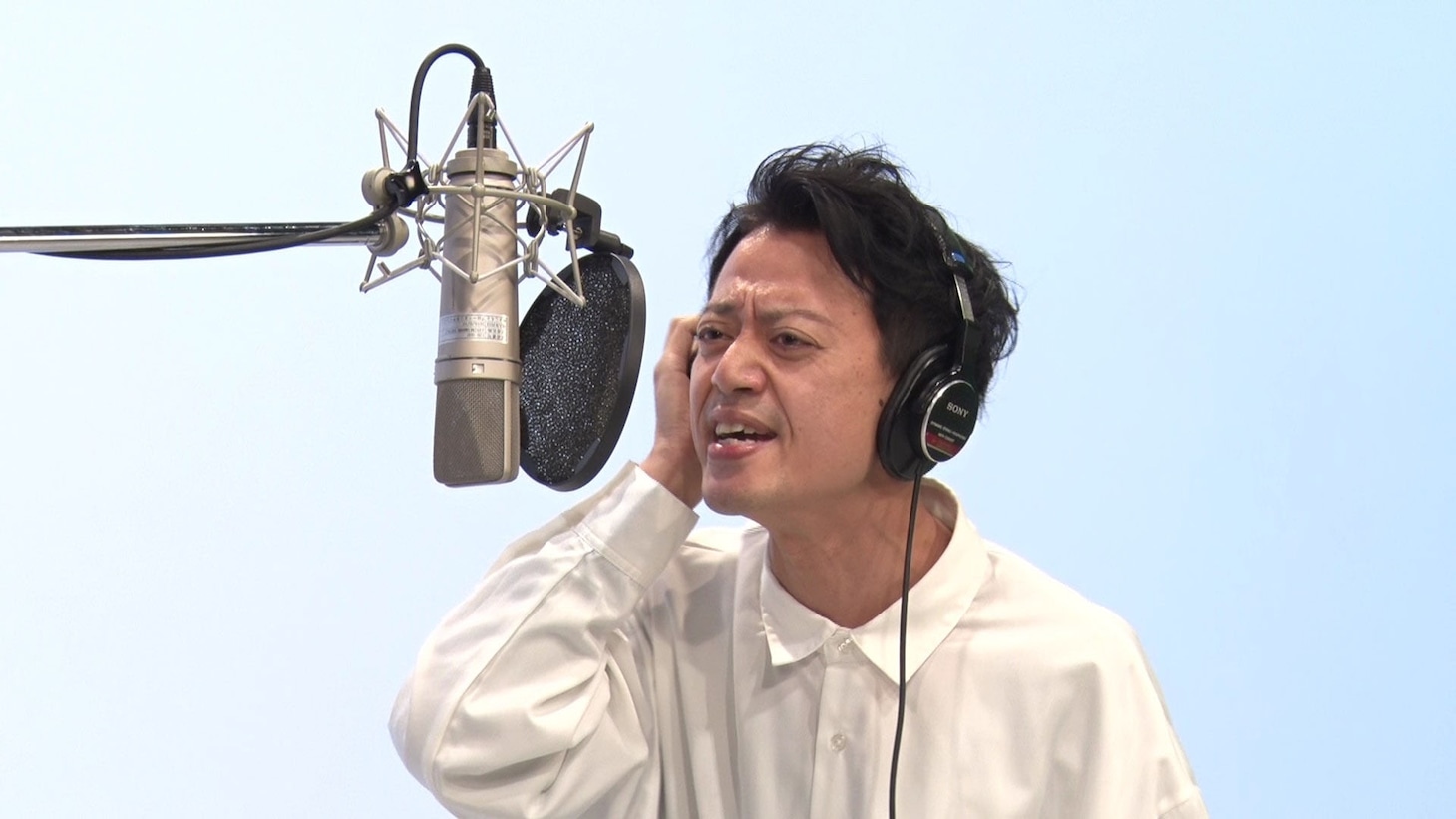 歌う佐藤太一郎。