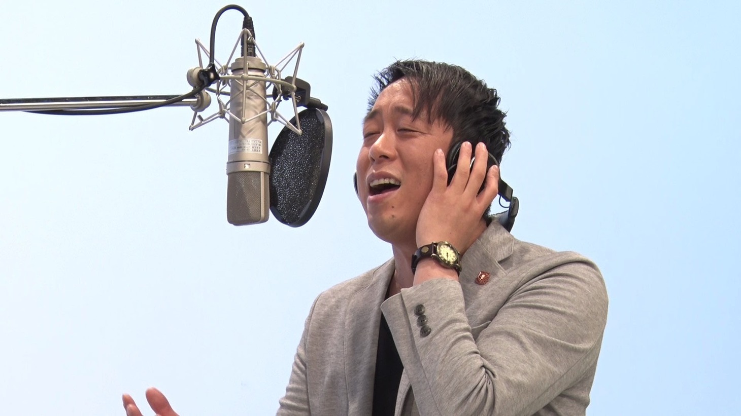 歌う大黒ケイイチ。