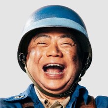 隊長に扮する出川哲朗。