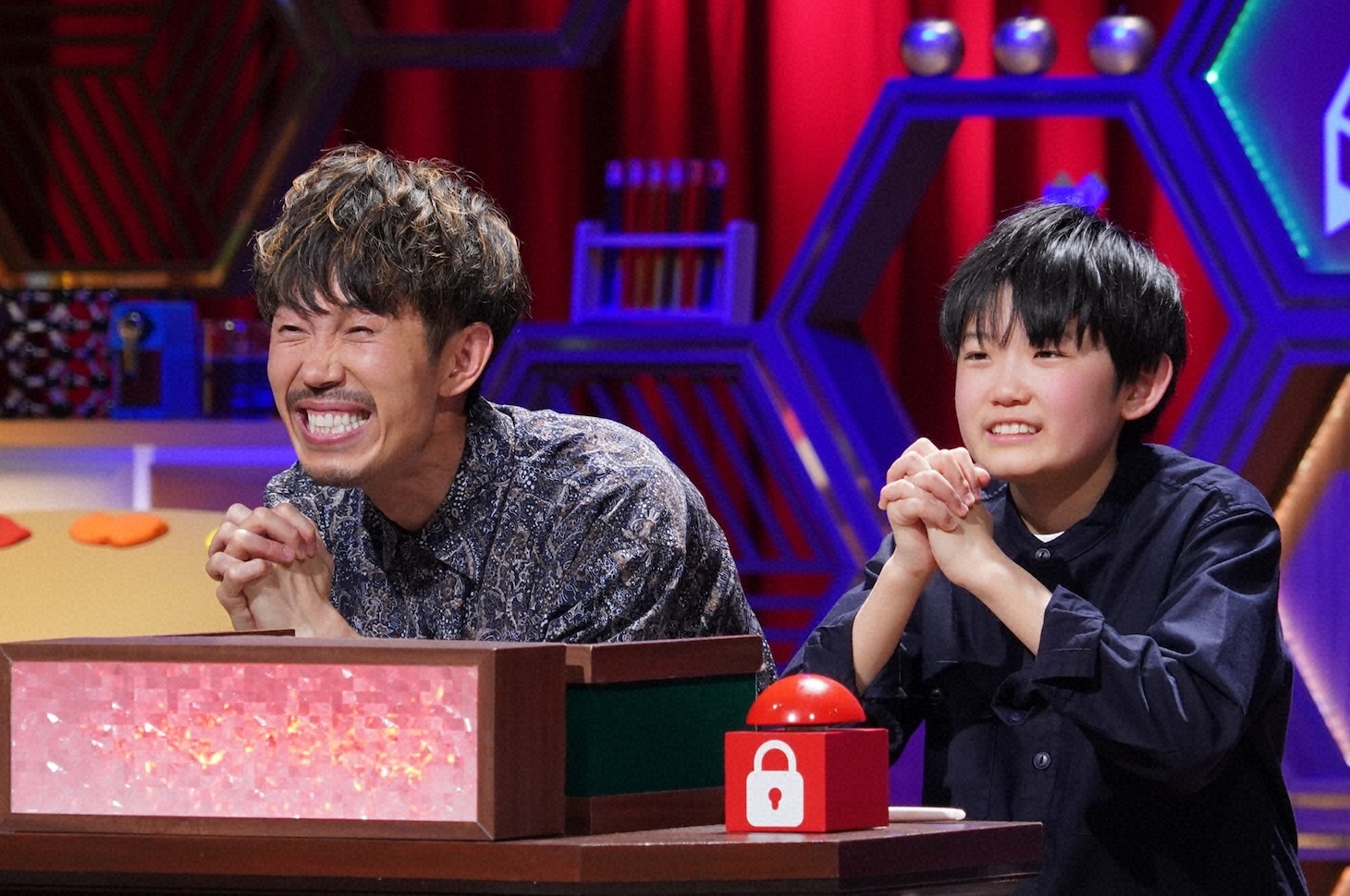 左からトータルテンボス大村、大村晴空。(c)日本テレビ