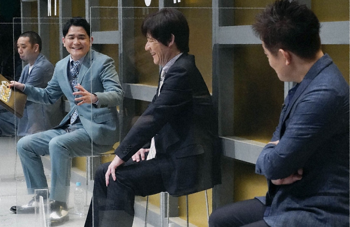 左から千鳥、内村光良、スピードワゴン井戸田。