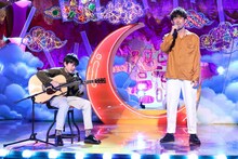 トータルテンボス大村と息子の晴空（左）。(c)フジテレビ