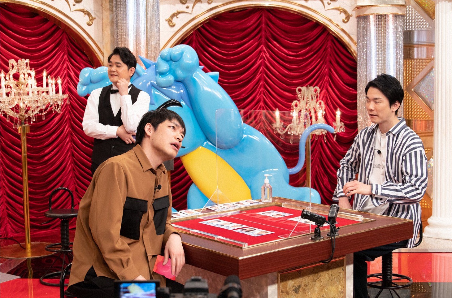 「芸人ポーカーグランプリ」のワンシーン。(c)テレビ朝日