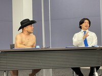 見届け人を務めるハリウッドザコシショウ（左）。