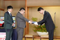 任命状を受け取るミキ。