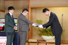 任命状を受け取るミキ。