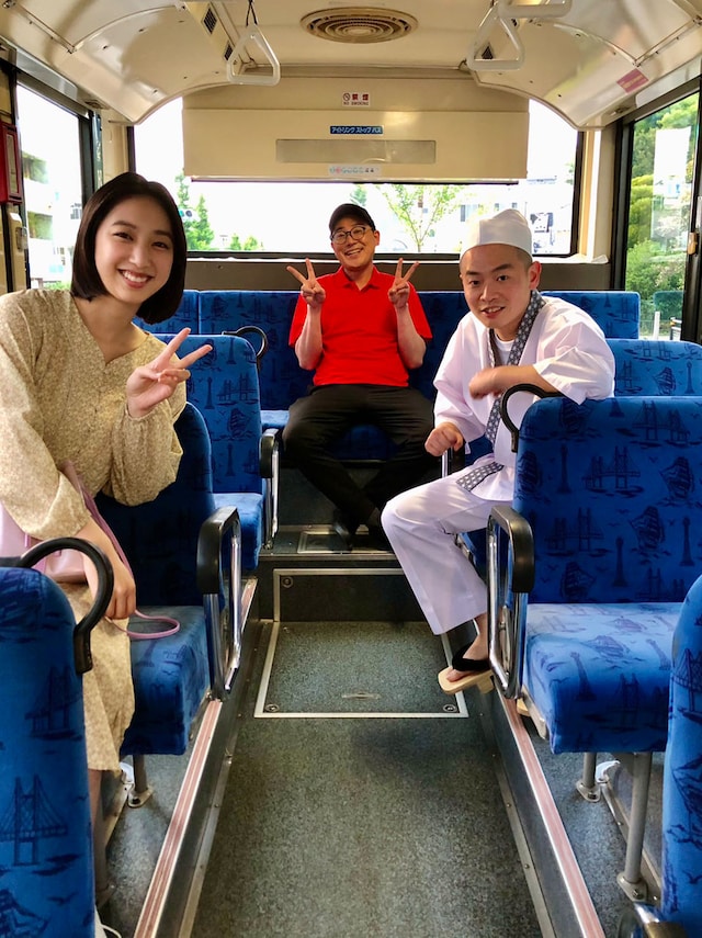 「青空」のミュージックビデオ撮影に臨んだ坂東希（左）とゾフィー。