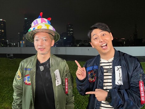 嶋佐(左)のサプライズ誕生日企画を行ったニューヨーク。(c)テレビ朝日