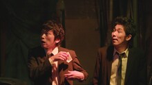 しずるのコント「突入」映像版より。左から村上、池田。
