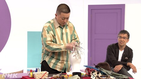 ごみを使ったアート制作に取り組むチョコレートプラネット松尾。