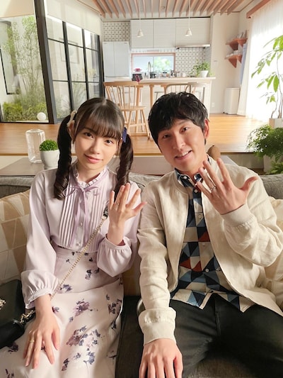 「金曜ドラマ『リコカツ』」で新婚夫婦を演じる宮下草薙・宮下（右）とあかせあかり（左）。(c)TBS
