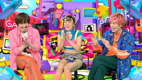 EXITとフワちゃん（中央）。(c)TBS