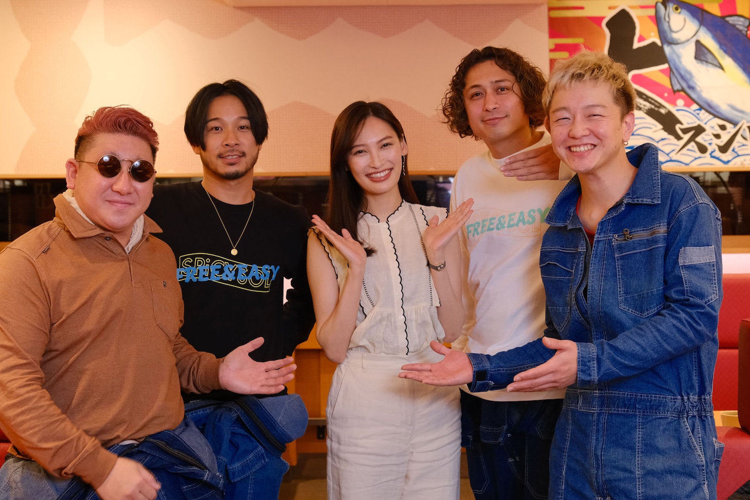 SPiCYSOLと主演の大政絢（中央）。