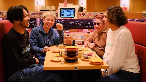 SPiCYSOLがゲスト出演する「ひとりで飲めるもん！」第8話より。