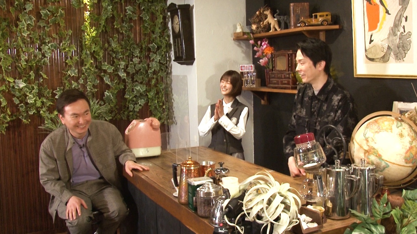 かまいたちと井上梨名（中央）。(c)ABCテレビ