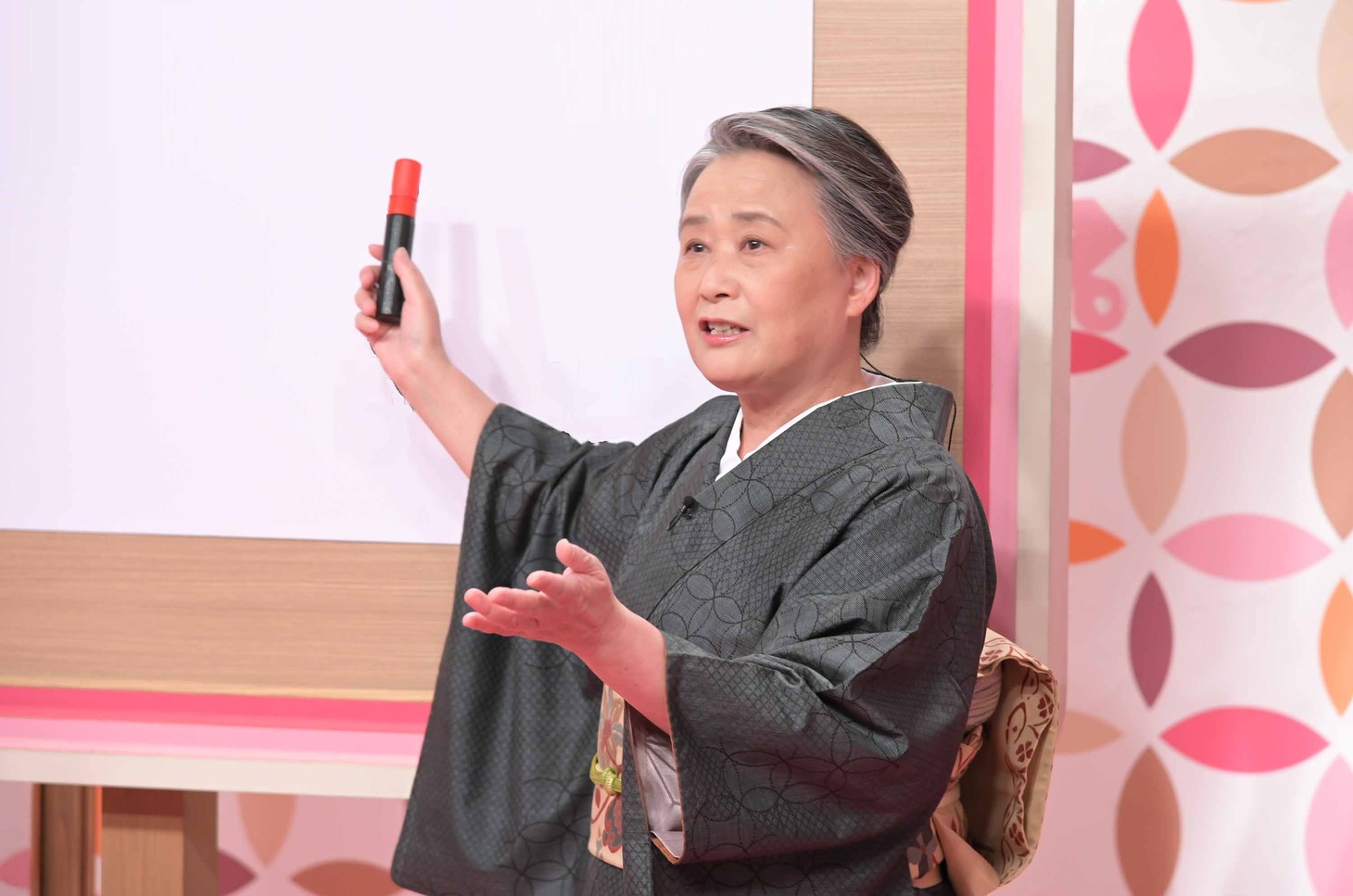 俳人の夏井いつき。