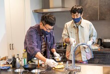 左からロバート馬場、ロバート山本。(c)メ～テレ