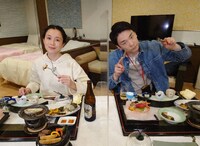 坂井真紀（左）とかまいたち濱家（右）。